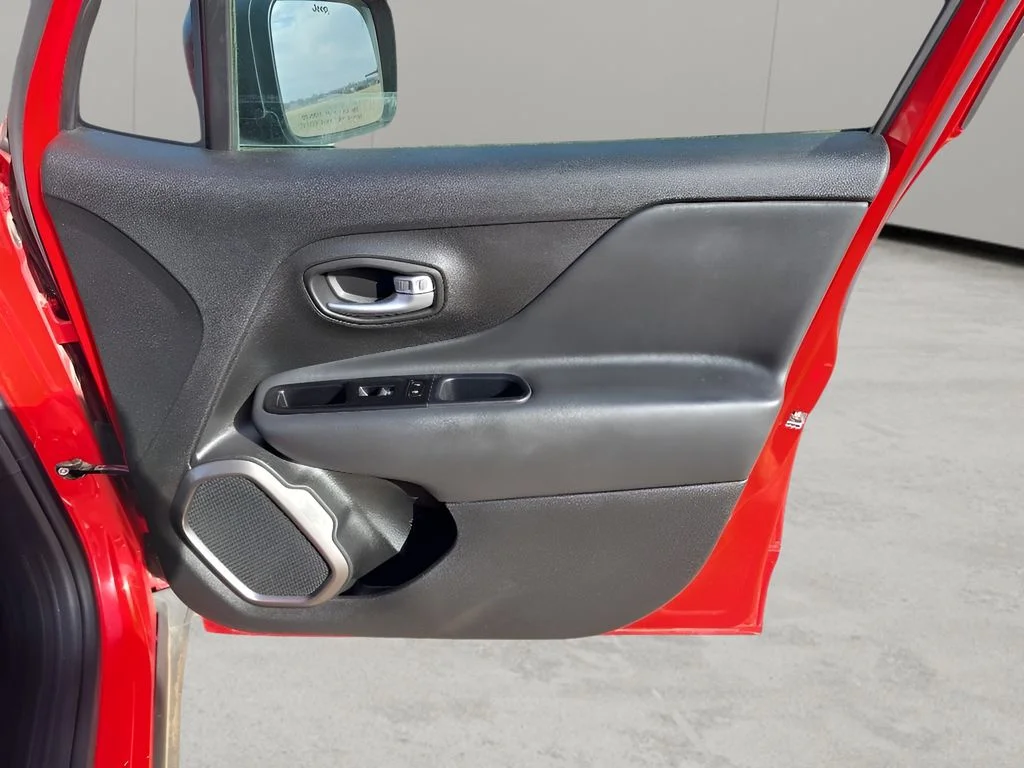 Used 2022  Jeep Latitude image 37