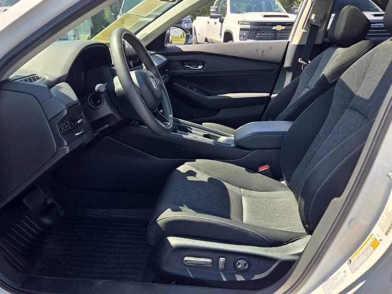 Used 2025 Platinum White Pearl Honda SE image 5