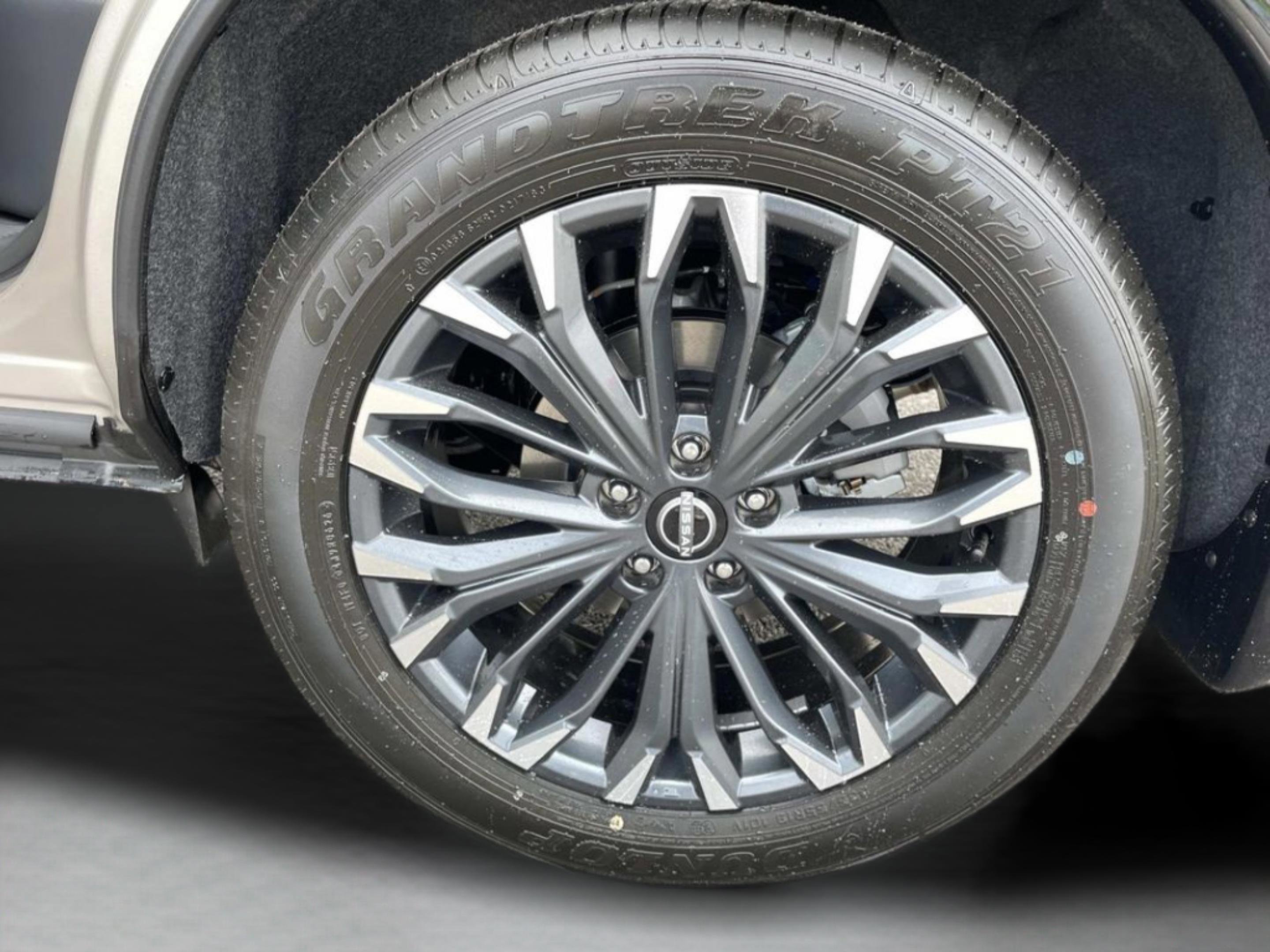 New 2026 Champagne Silver Metallic / Super Black Two-tone Nissan Platinum image 29