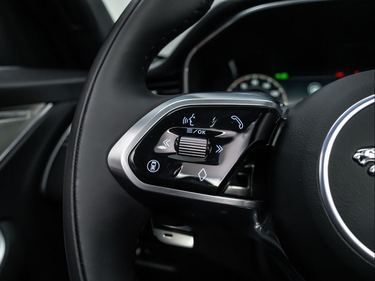 2025 Jaguar F-PACE R-Dynamic S - Photo 21