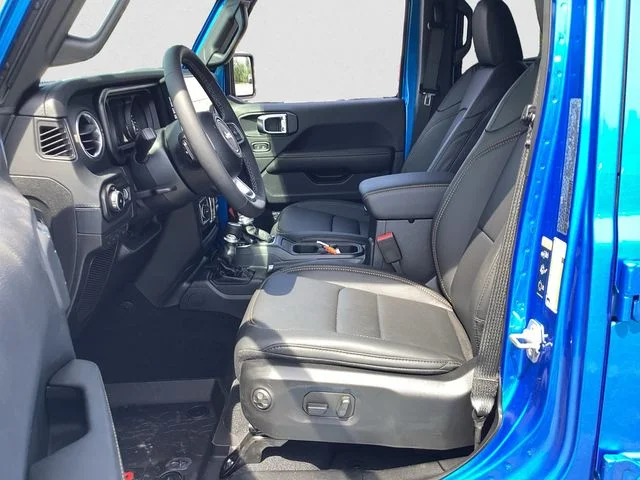 New 2026 Hydro Blue Pearl Coat Jeep 4-DOOR SAHARA image 10