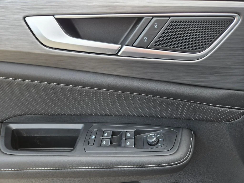 2025 Volkswagen Atlas Cross Sport SE w/Tech - Photo 9