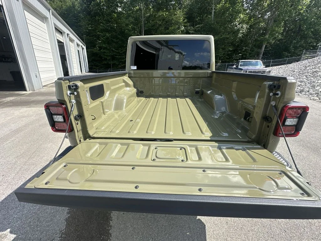 Used 2025 Green Jeep Mojave image 30
