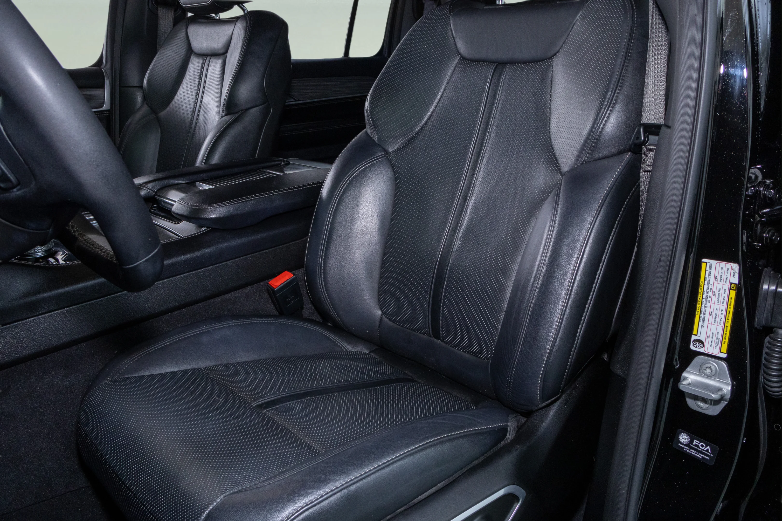 Used 2023 Diamond Black Crystal Pearlcoat Jeep Series II image 13