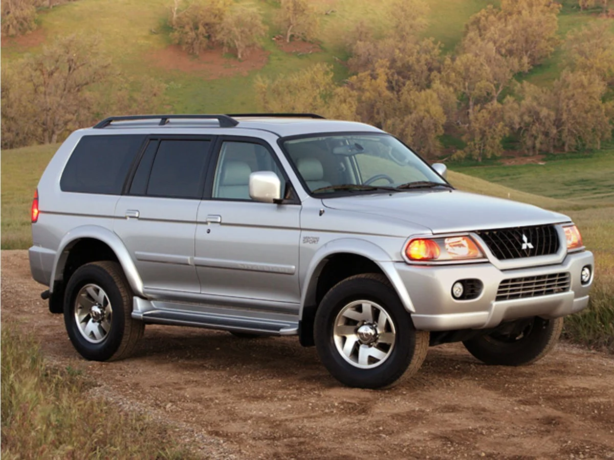 2003 Mitsubishi Montero Sport ES's photo