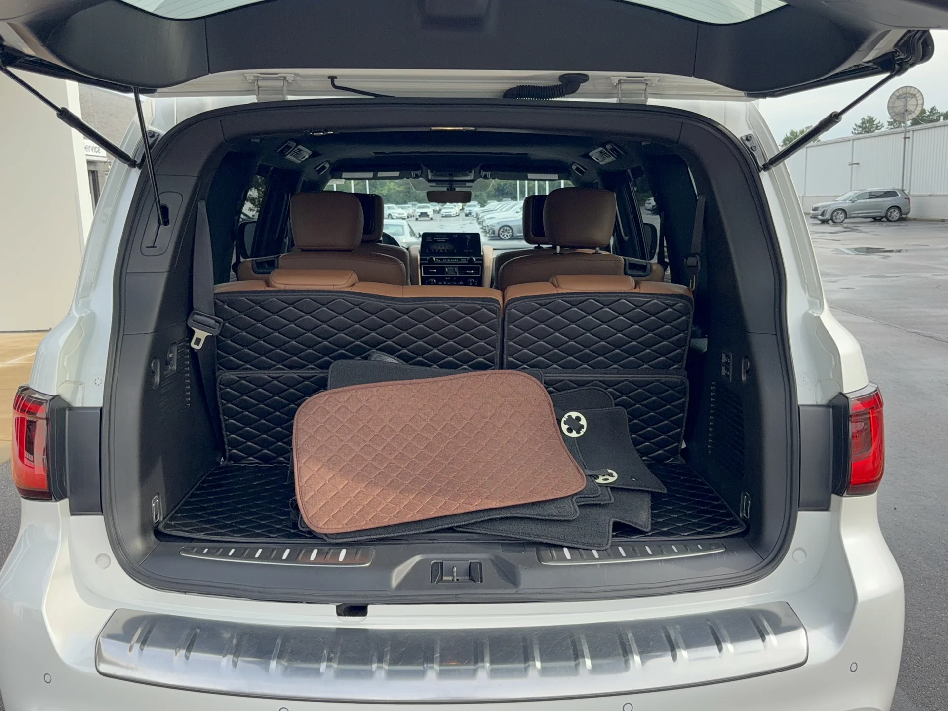Used 2023 Moonstone White INFINITI Sensory image 5