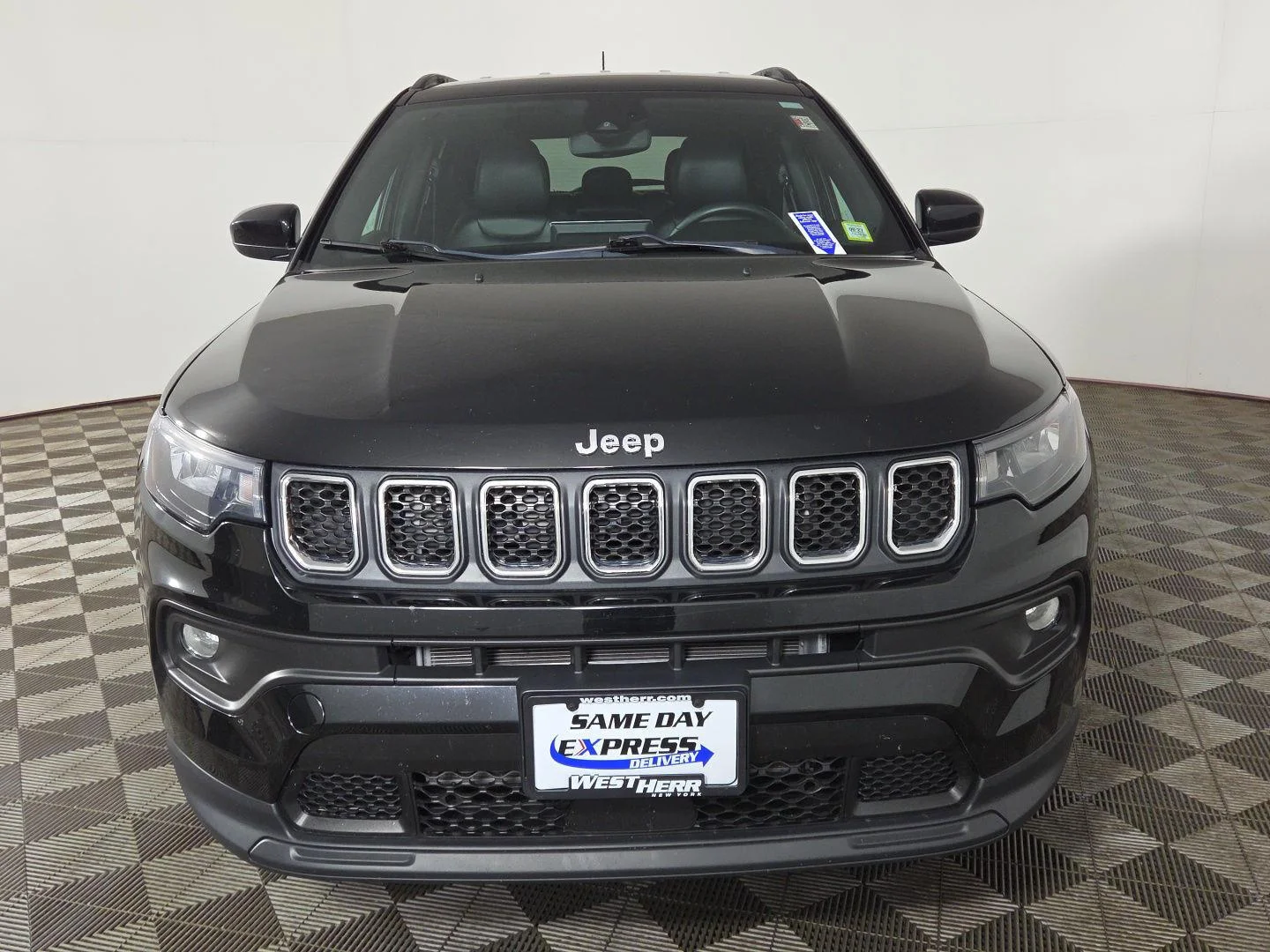 Used 2023 Diamond Black Crystal Pearlcoat Jeep Latitude image 8
