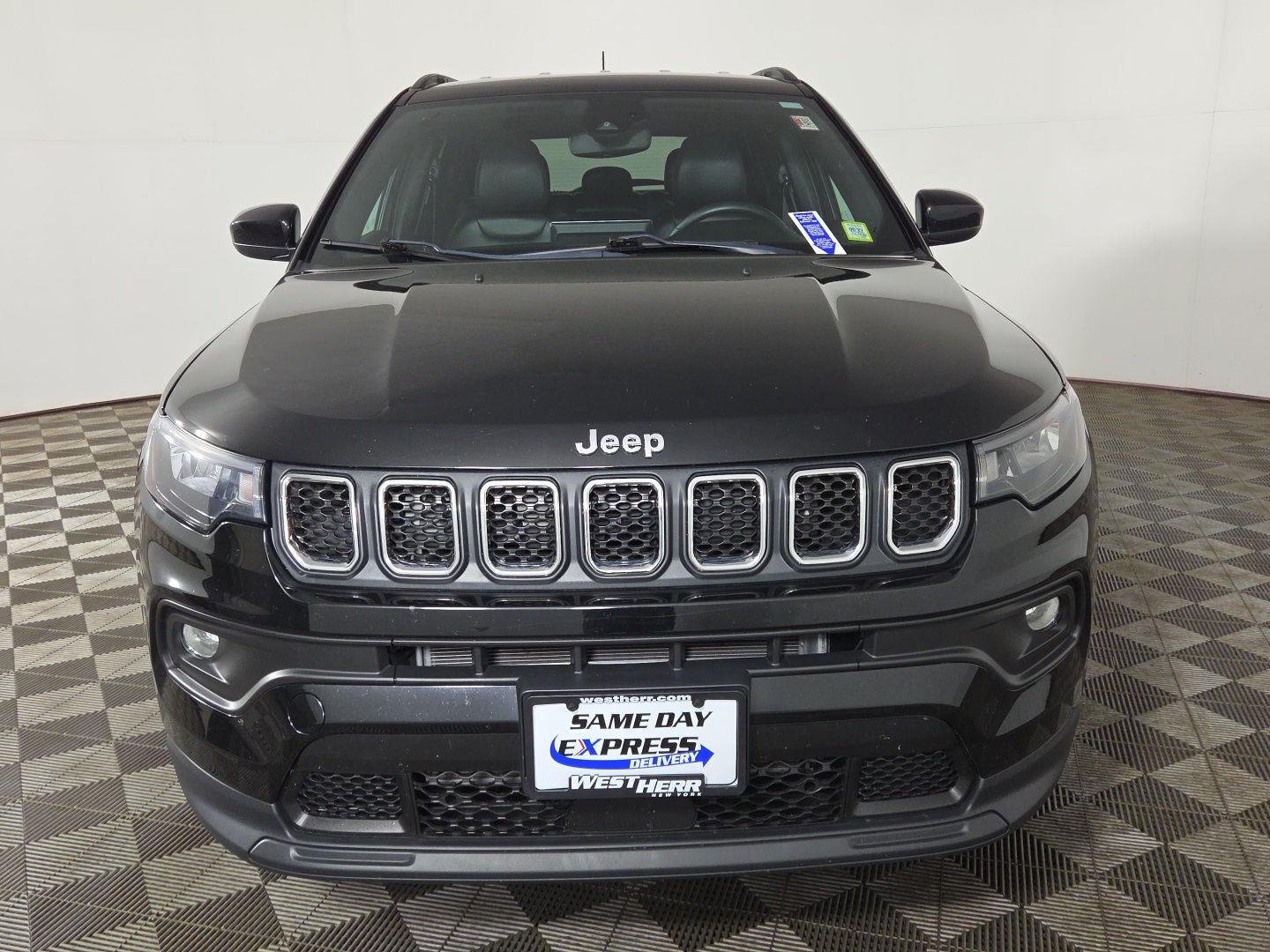 Used 2023 Diamond Black Crystal Pearlcoat Jeep Latitude image 8