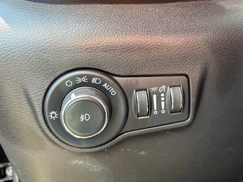 Used 2022 Black Jeep Limited 4x4 image 17