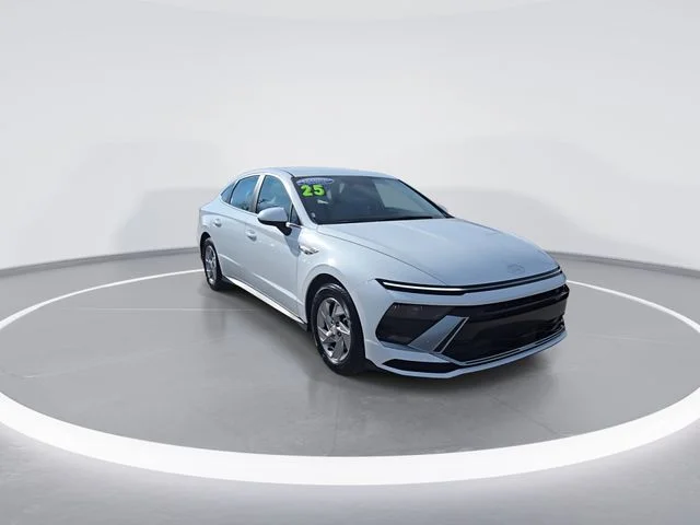 Used 2025 White Hyundai SE image 2