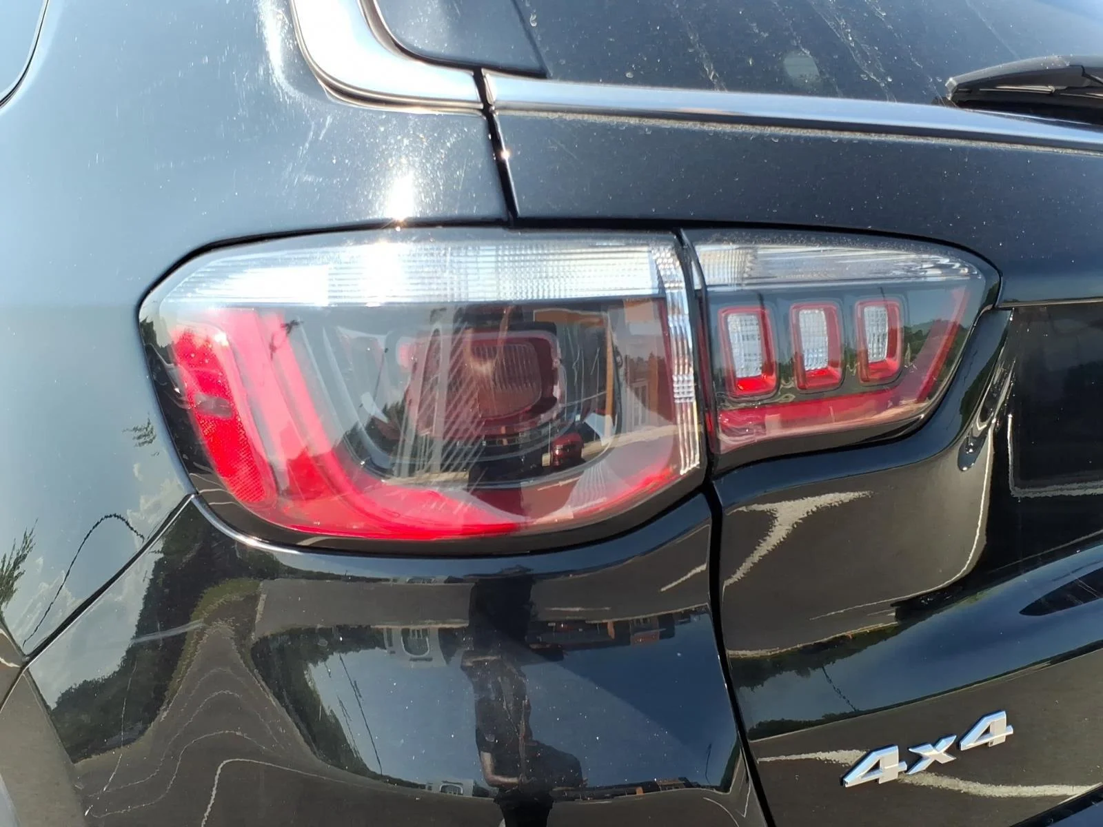 Used 2024 Diamond Black Crystal Pearlcoat Jeep Latitude image 17