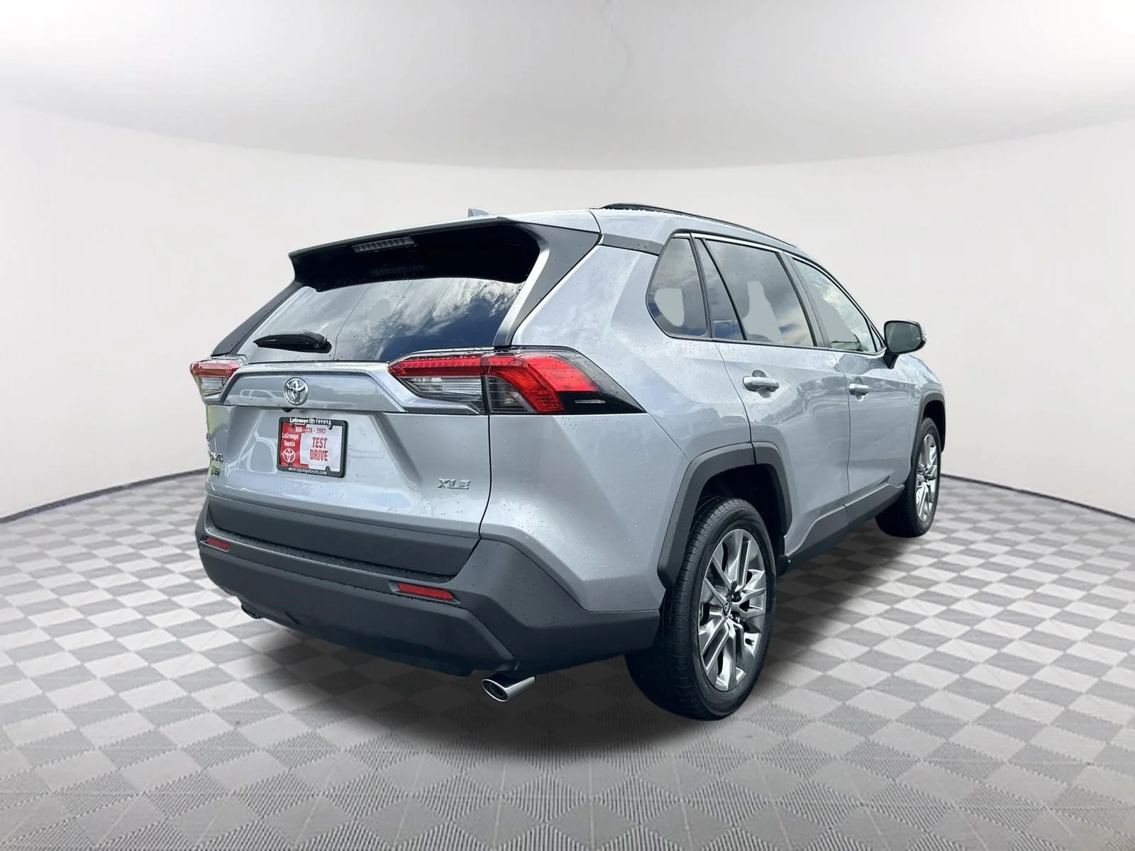 Used 2023 Silver Sky Metallic Toyota XLE Premium image 5