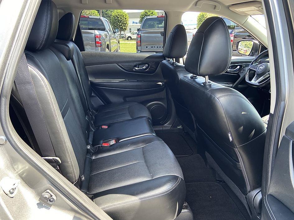 Used 2018 Gun Metallic Nissan SL image 18