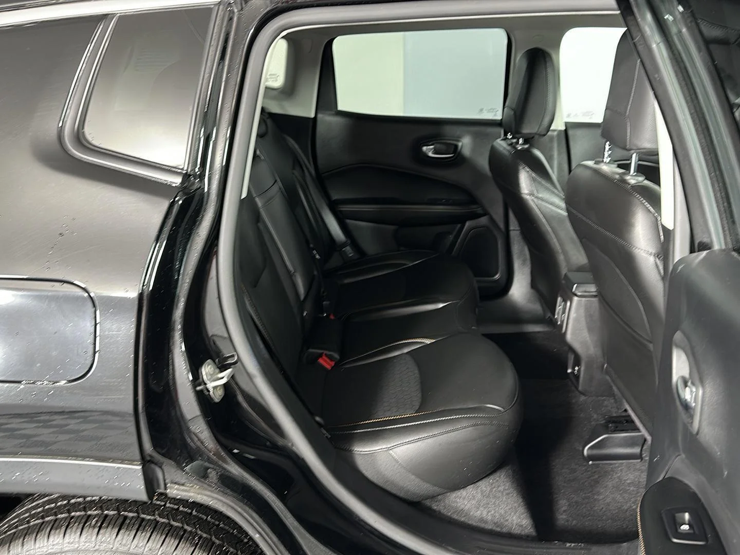 Used 2020 Diamond Black Crystal Pearlcoat Jeep Latitude image 26