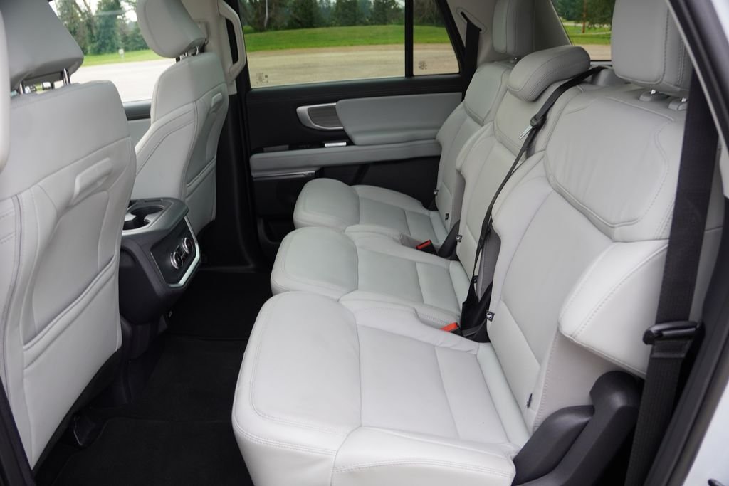 Used 2025 Silver Metallic Ford Platinum image 18