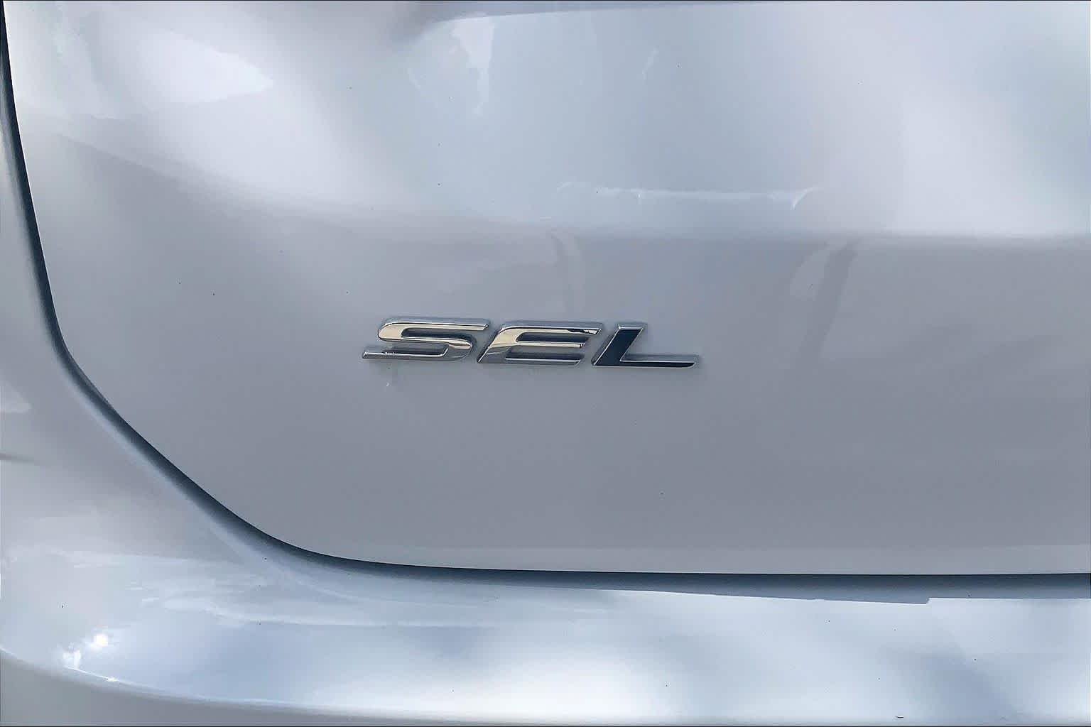 Used 2022 Oxford White Ford SEL image 10