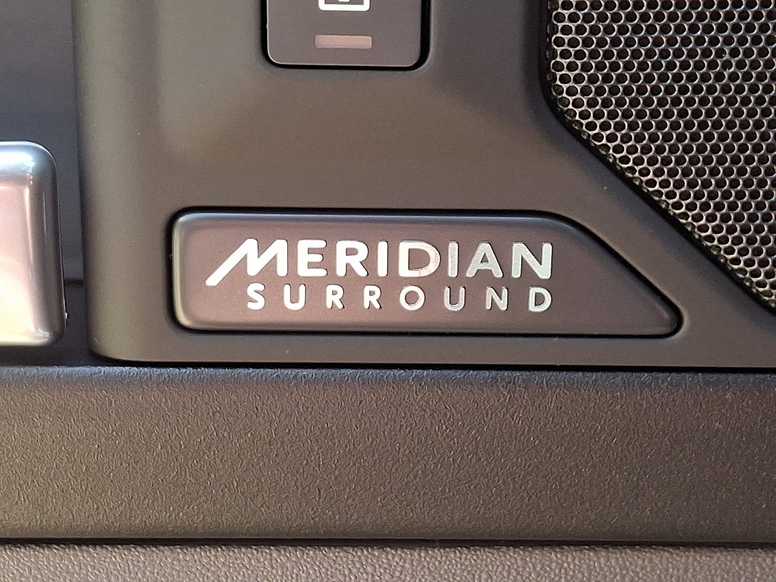 2026 Land Rover Defender V8 - Photo 15