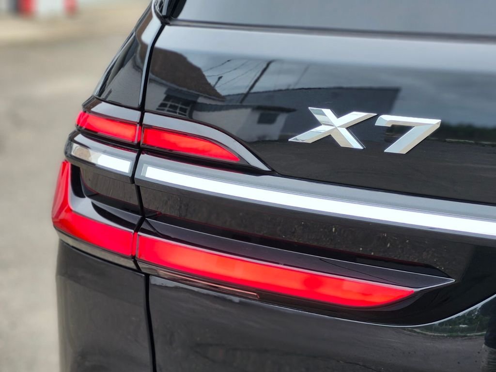 Used 2024 Black BMW xDrive40i image 10