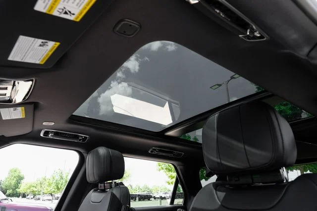 New 2026 Fuji White Land Rover SE image 5