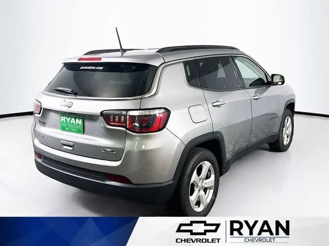 Used 2018 Silver Jeep Latitude image 7