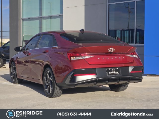 Used 2025 Red Hyundai SEL Convenience image 5