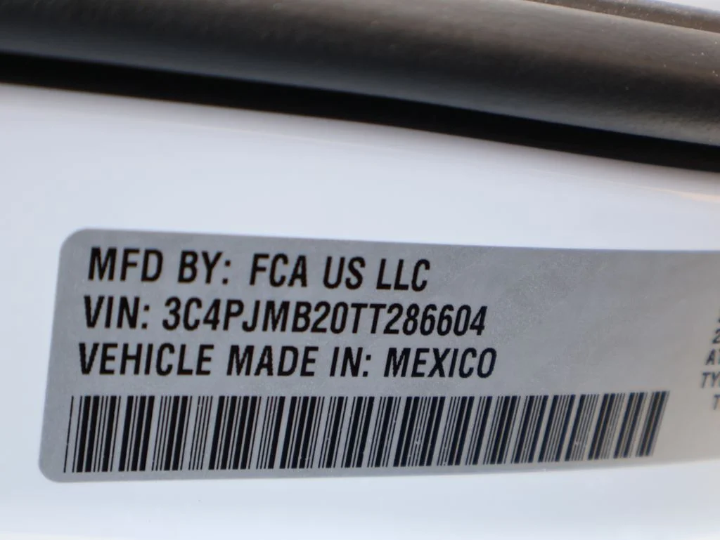 New 2026 Bright White Clear-Coat Exterior Paint Jeep Laredo image 40
