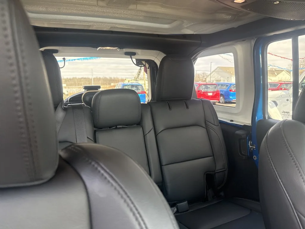 Used 2025 Blue Jeep Sahara image 59