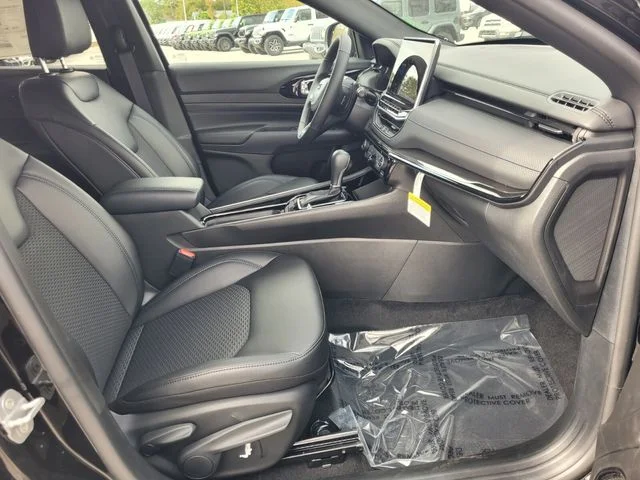 New 2026 Diamond Black Crystal Pearlcoat Jeep Latitude image 14