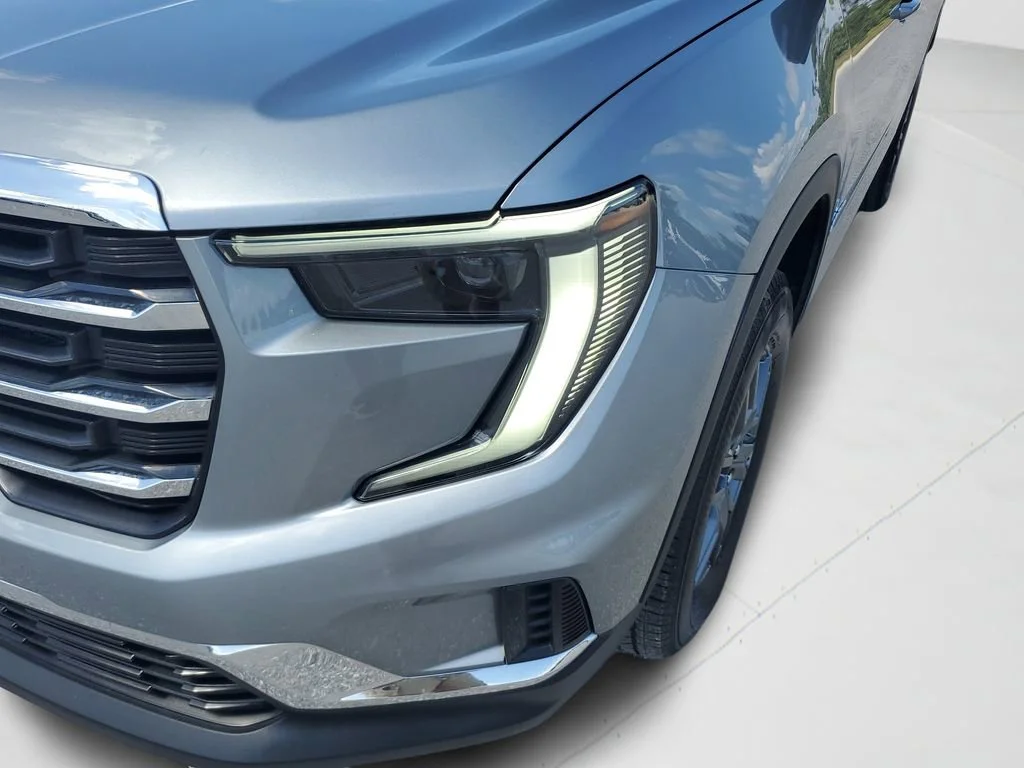 Used 2025 Sterling Metallic GMC Elevation image 25