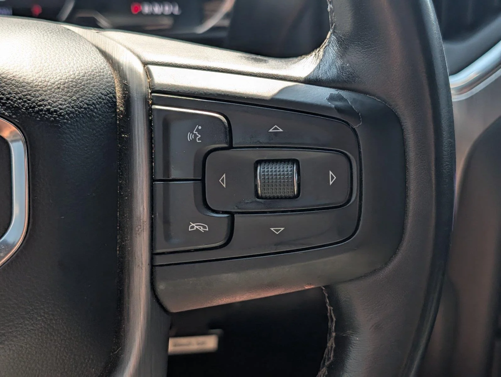 Used 2022 White Frost Tricoat GMC Denali image 26