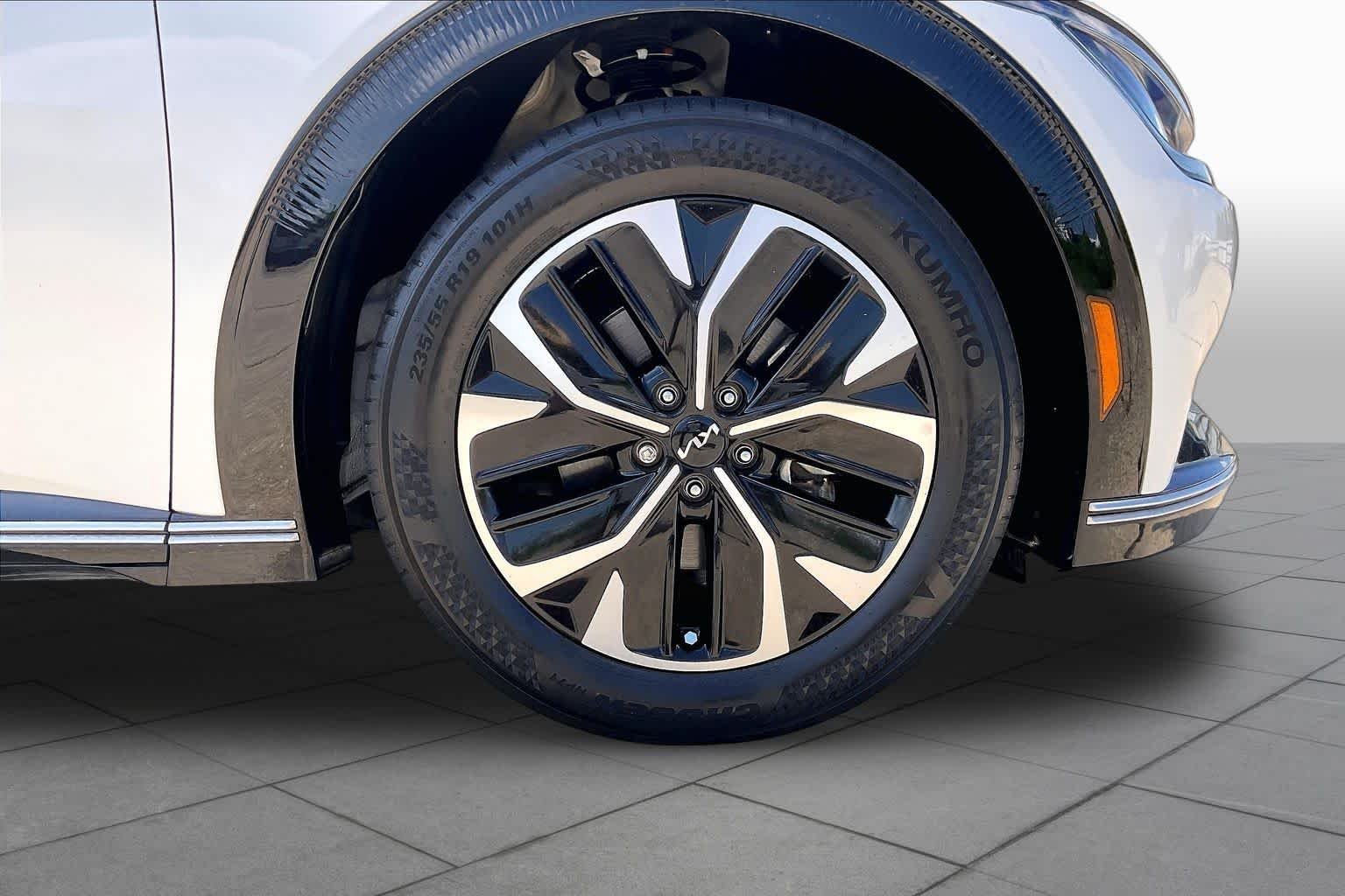 Used 2022 Snow White Pearl Kia Wind image 10