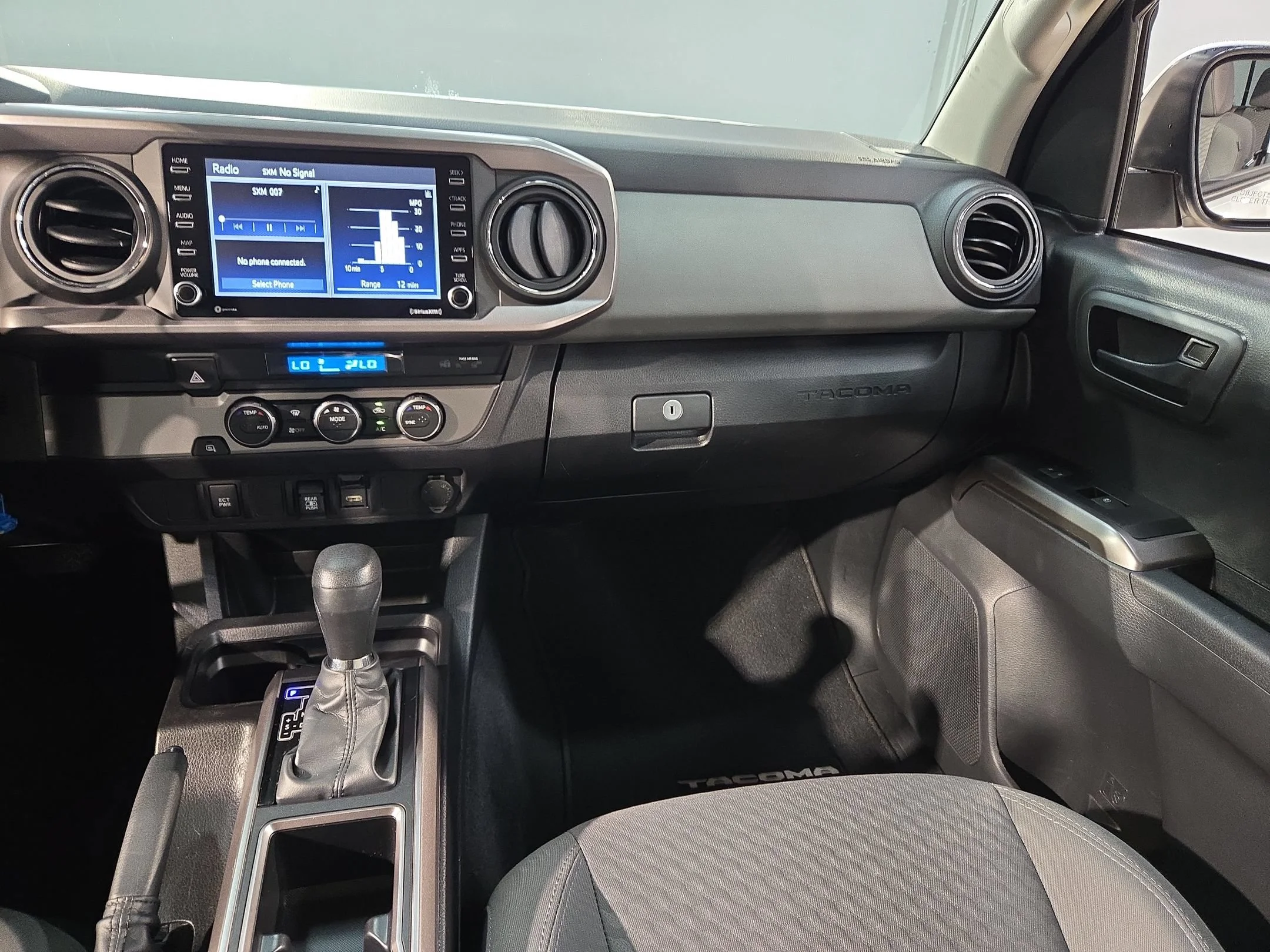 Used 2022 White Toyota SR5 image 11