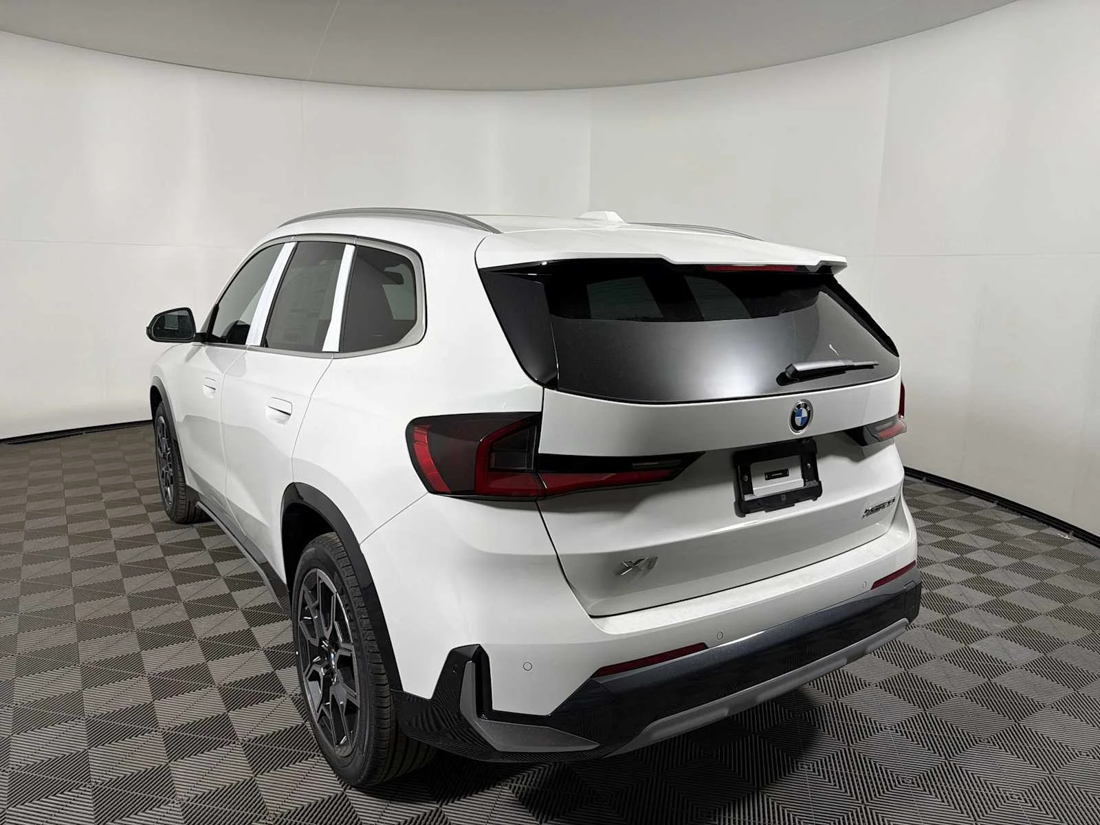 New 2026 Alpine White BMW xDrive28i image 3