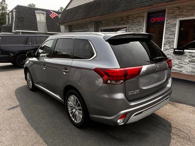 Used 2022  Mitsubishi  image 5