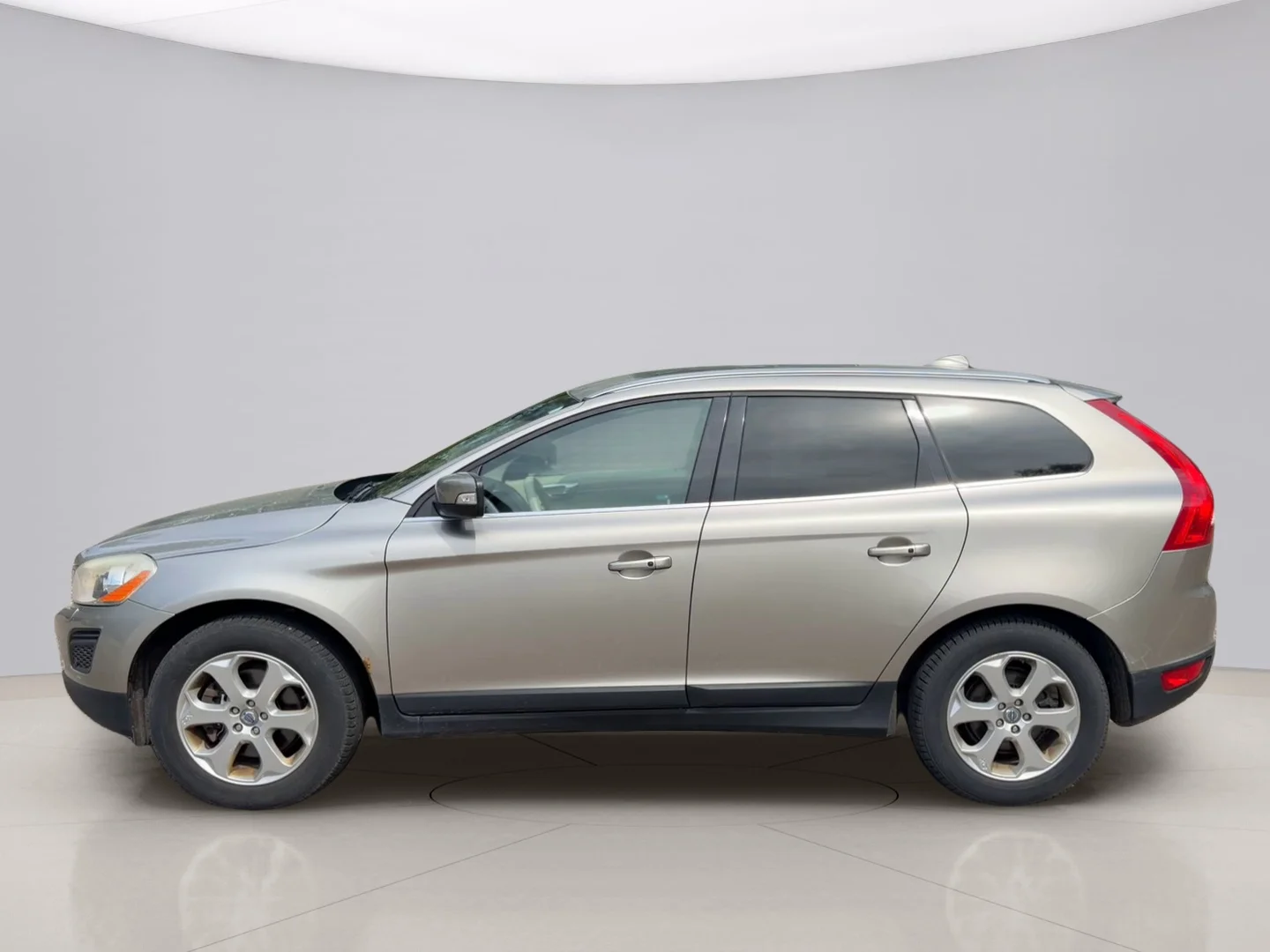 Used 2012 Silver Volvo PLATINUM image 2