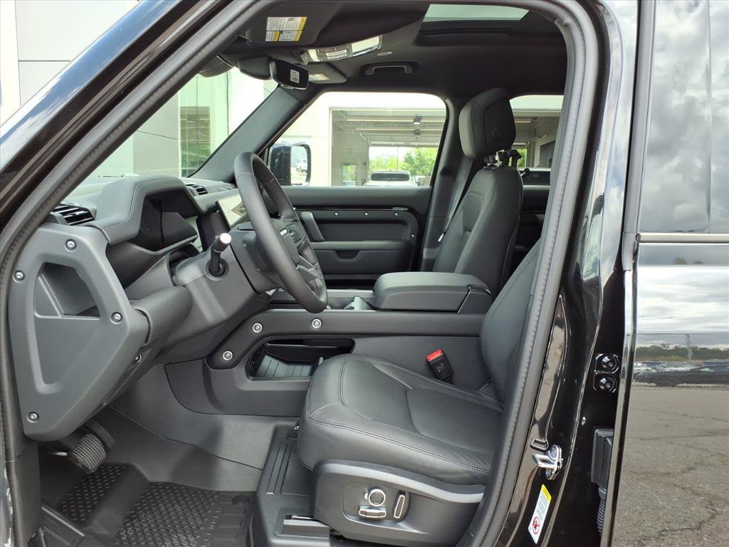 New 2026 Santorini Black Metallic Land Rover X-Dynamic SE image 11