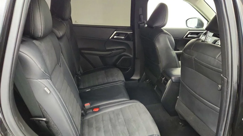 Used 2024 Black Diamond Mitsubishi SE image 22