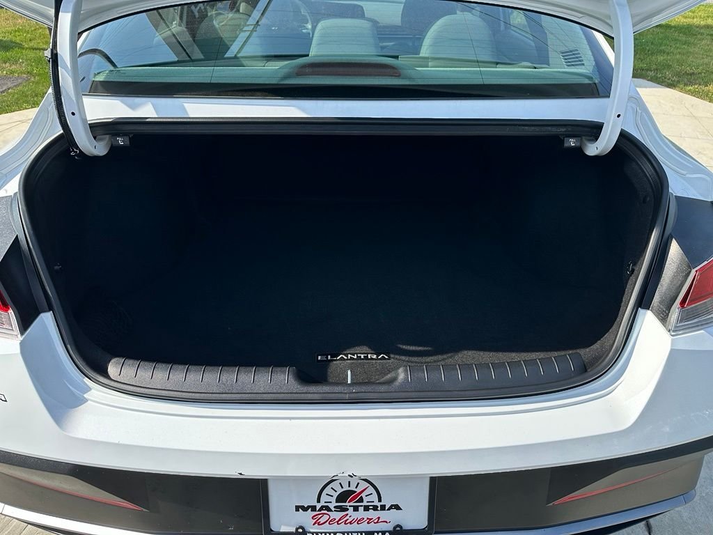 Used 2024 White Hyundai SE image 21