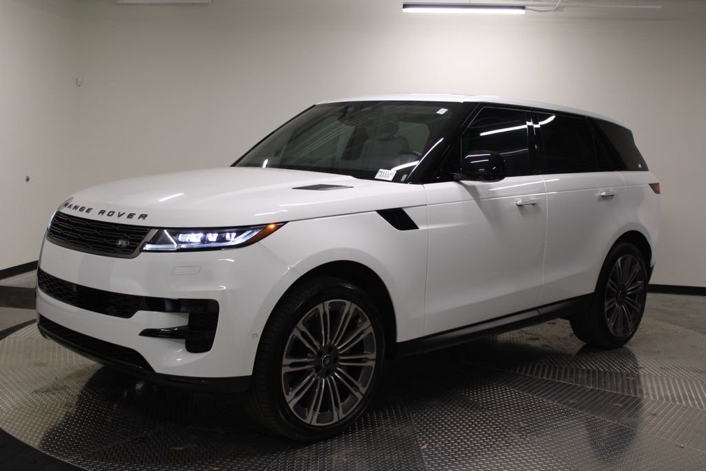 Used 2024  Land Rover SE image 1