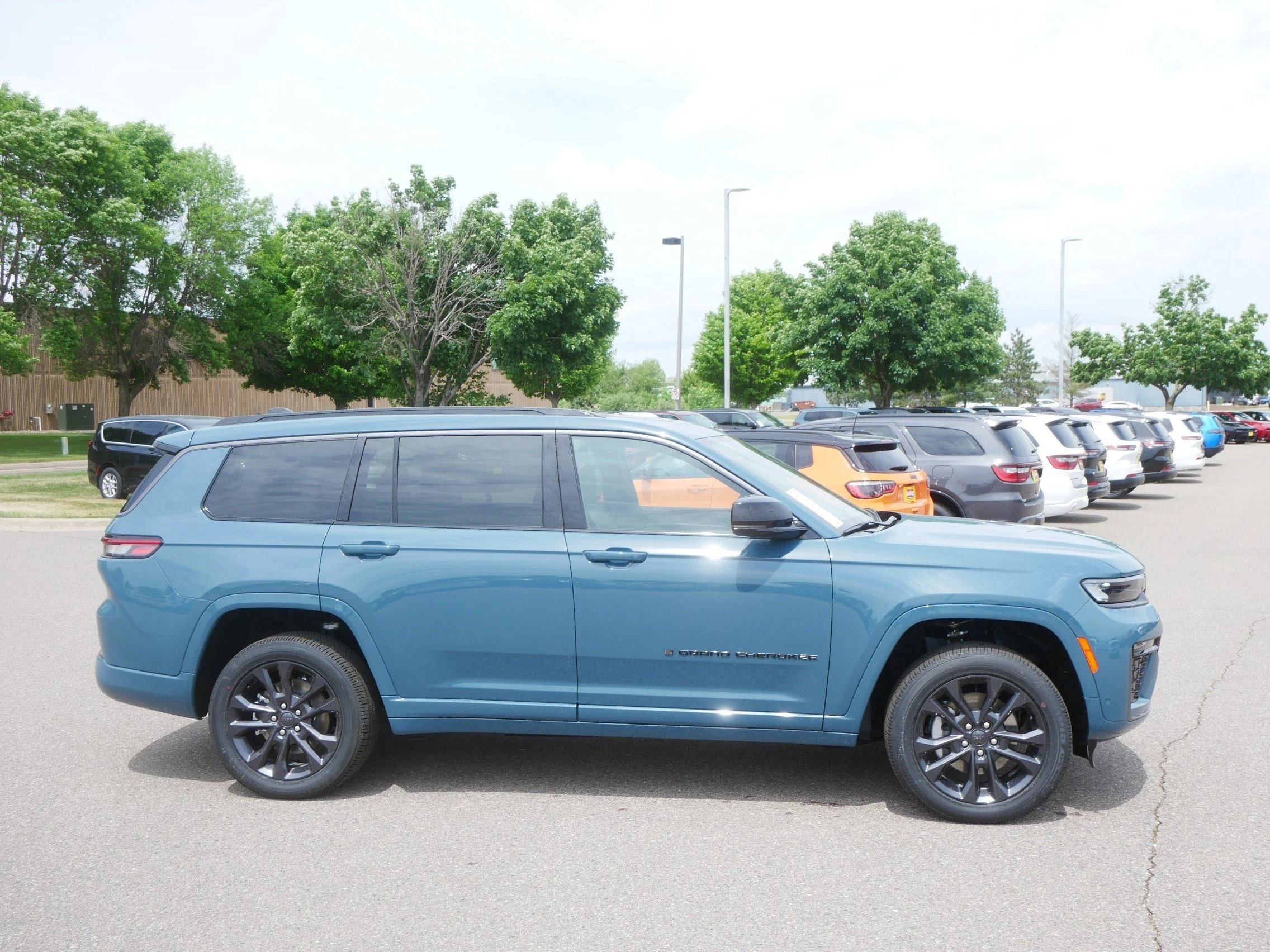 New 2026 Steel Blue Exterior Paint Jeep Limited Reserve image 2