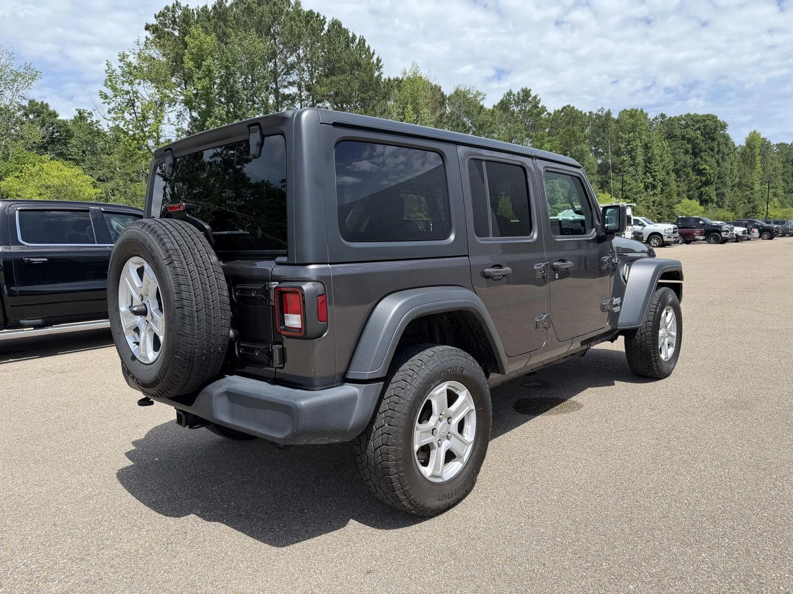 Used 2020 Granite Crystal Metallic Clearcoat Jeep Sport S image 6