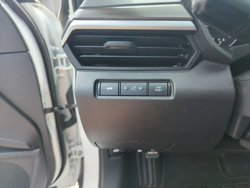 Used 2024 White Nissan 2.5 SV image 19