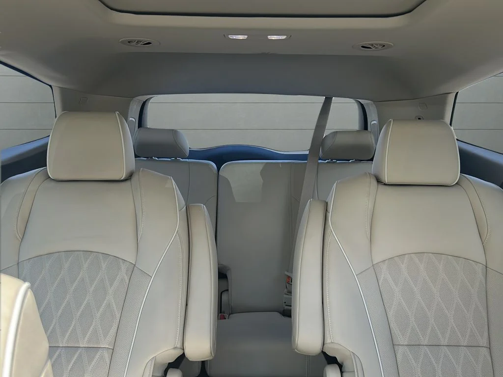 Used 2022 White Buick Avenir image 31