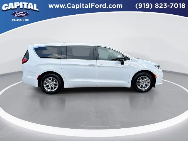 Used 2025 White Chrysler Select image 9