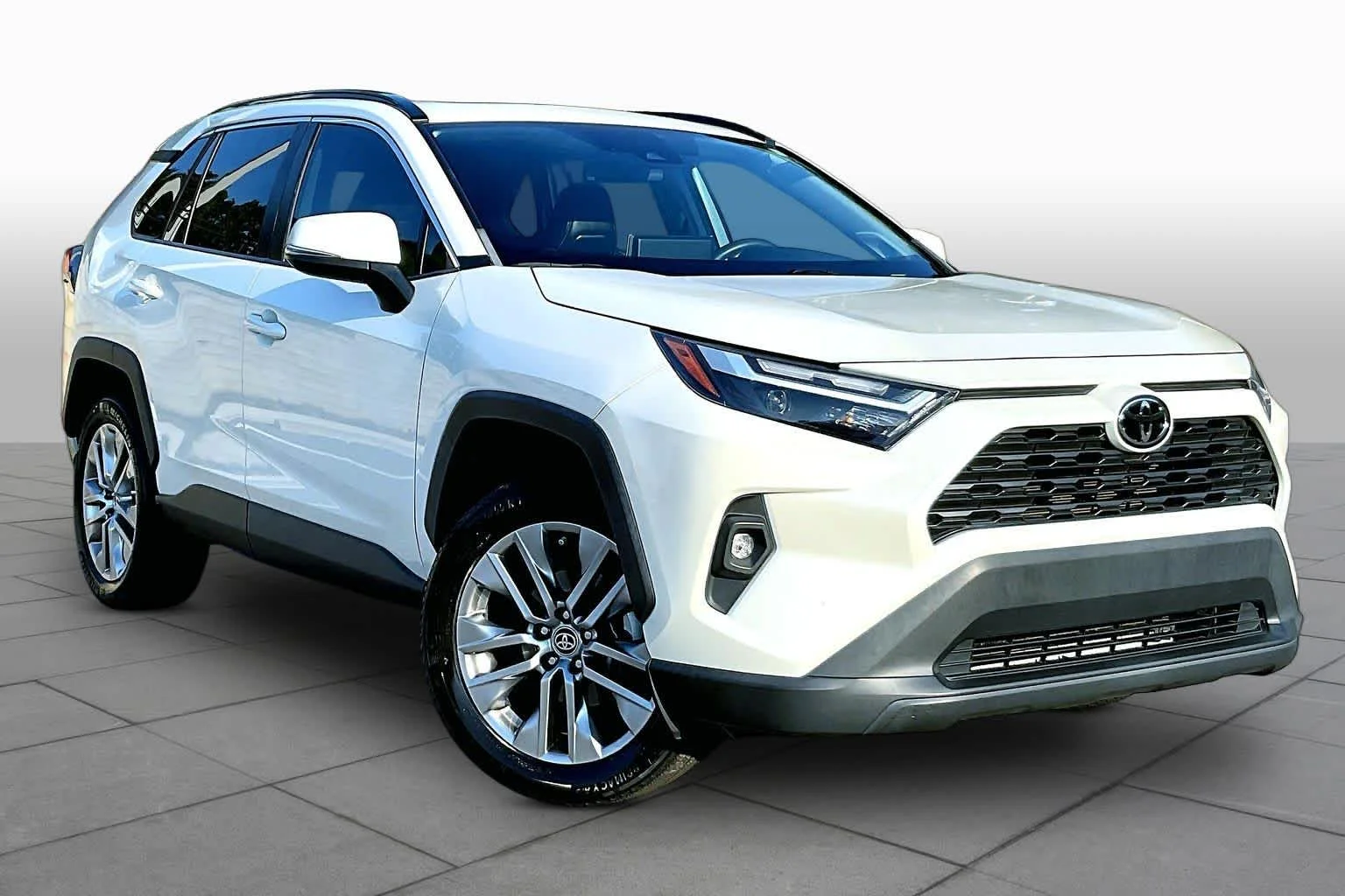 Used 2022 Blizzard Pearl Toyota XLE Premium image 3