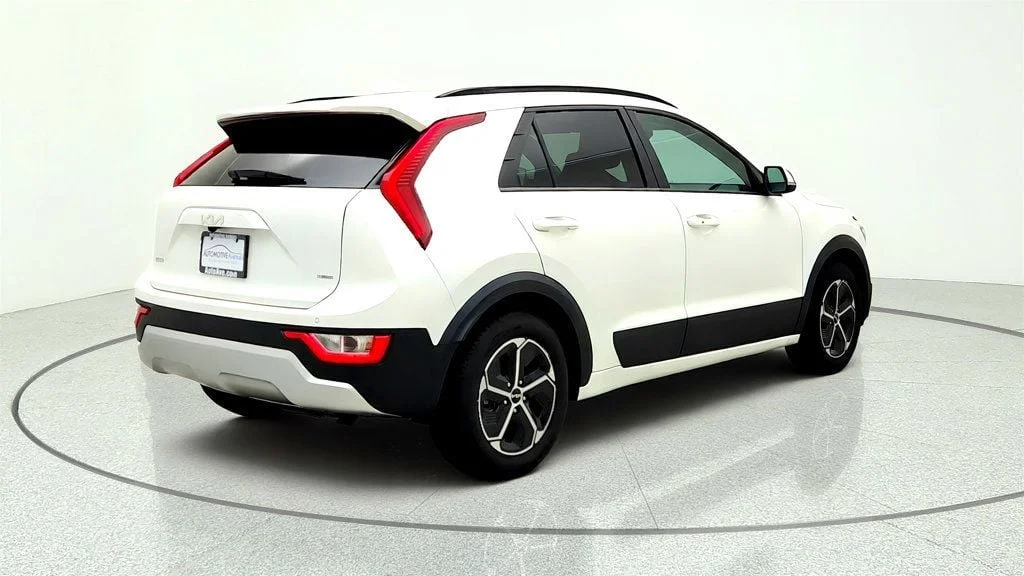 Used 2024 Snow White Pearl Kia EX FWD image 5