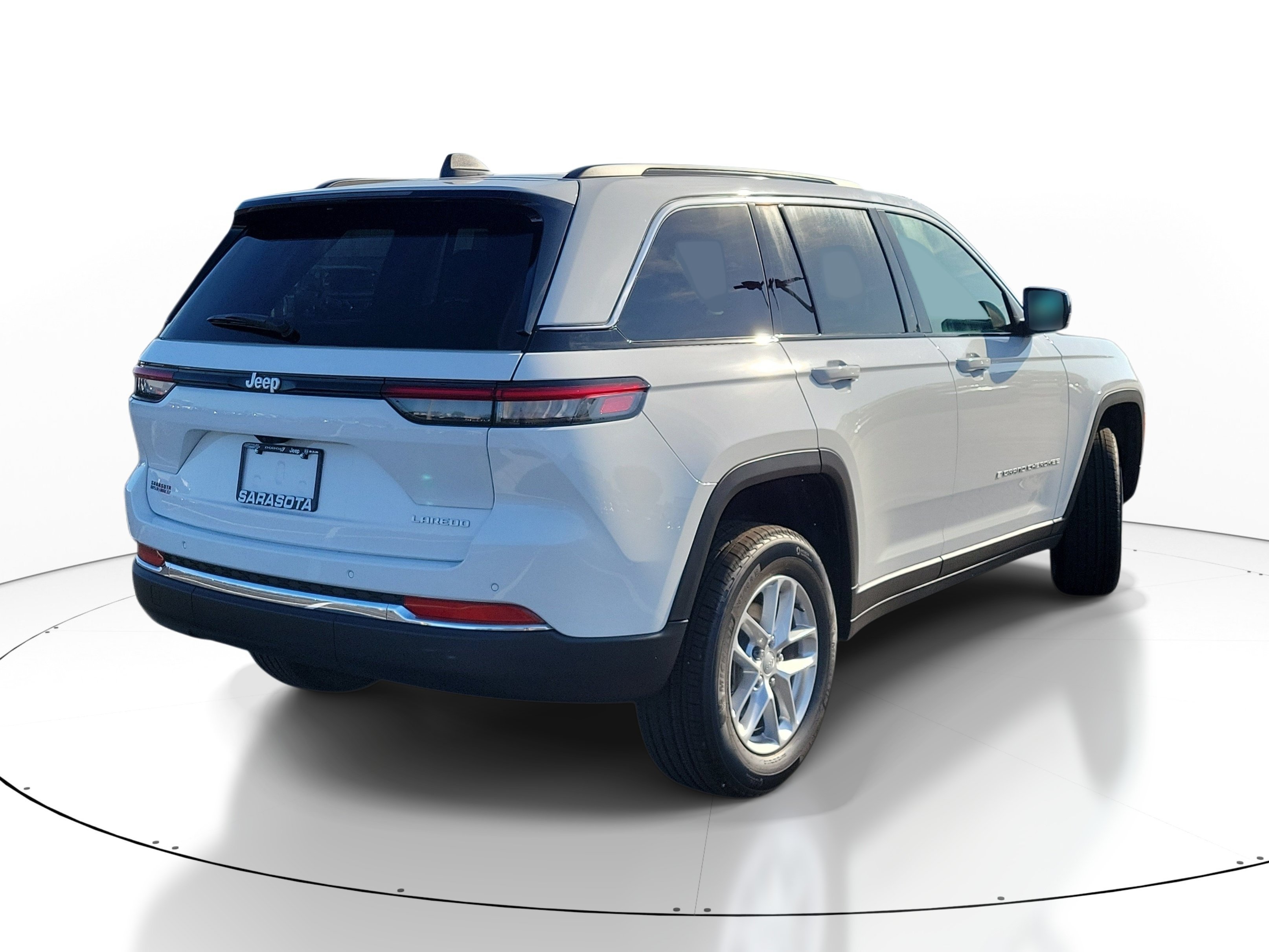 New 2026 Bright White Clear-Coat Exterior Paint Jeep Laredo image 6