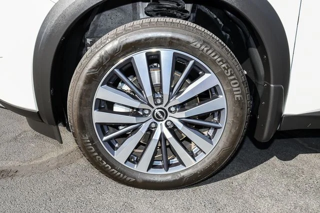 Used 2025 White Nissan Platinum image 11