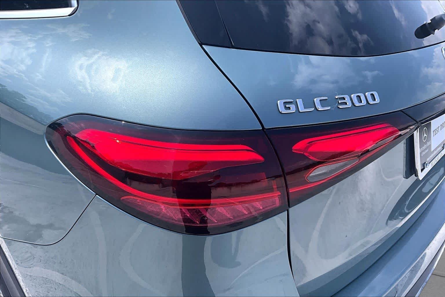Used 2026 Verde Silver Metallic Mercedes-Benz GLC 300 image 28