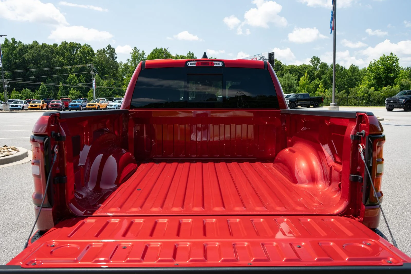 New 2026 Molten Red Pearl-Coat Exterior Paint RAM Big Horn/Lone Star image 9